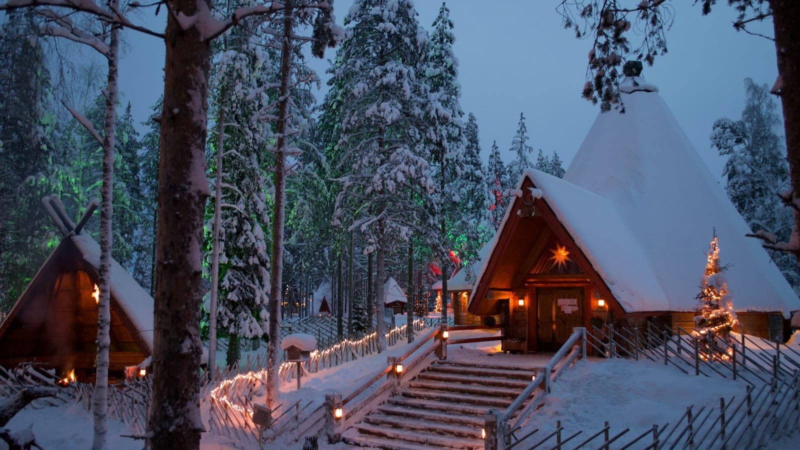 Cabane vitrée sous les aurores boréales à Rovaniemi, Laponie